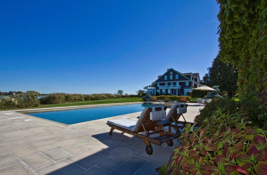 Không gian thư giãn lý tưởng bên bể bơi