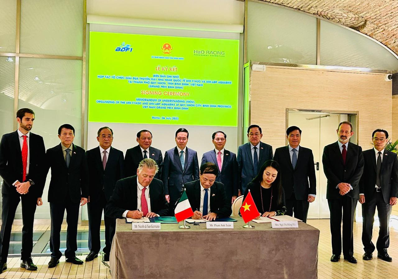 Chủ tịch UBND tỉnh Bình Định Phạm Anh Tuấn và hai đối tác ký bản ghi nhớ với sự chứng kiến của Chủ tịch nước Võ Văn Thưởng và nhiều quan chức cấp cao. (Ảnh: Lê Xuân Sơn) Chủ tịch UBND tỉnh Bình Định Phạm Anh Tuấn và hai đối tác ký bản ghi nhớ với sự chứng kiến của Chủ tịch nước Võ Văn Thưởng và nhiều quan chức cấp cao. (Ảnh: Lê Xuân Sơn)