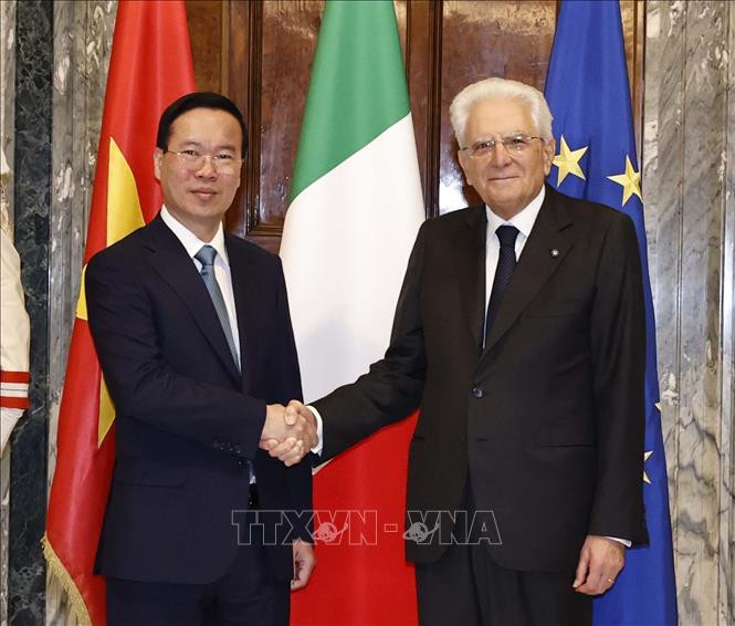 Tổng thống Cộng hòa Italy Sergio Mattarella đón Chủ tịch nước Võ Văn Thưởng. Ảnh: Thống Nhất/TTXVN