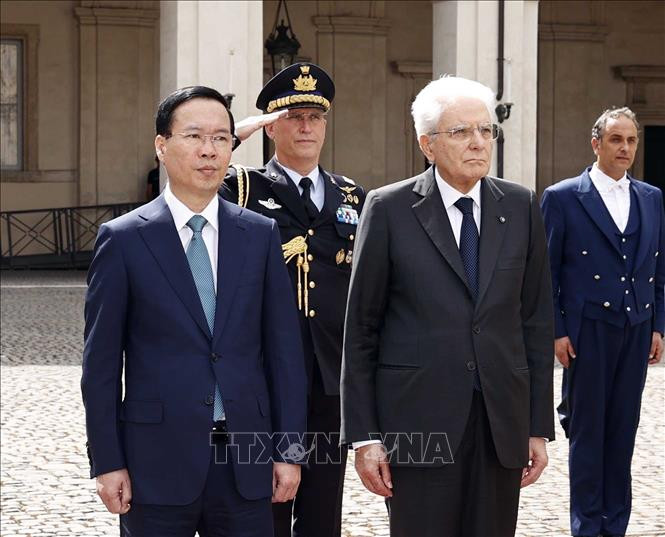 Chủ tịch nước Võ Văn Thưởng và Tổng thống Cộng hòa Italy Sergio Mattarella tại Lễ đón. Ảnh: Thống Nhất/TTXVN