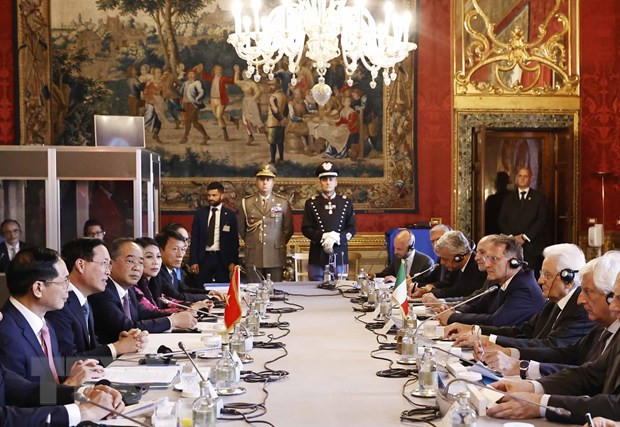 Chủ tịch nước Võ Văn Thưởng và Tổng thống Italy Sergio Mattarella hội đàm sau lễ đón. (Ảnh: Thống Nhất/TTXVN)