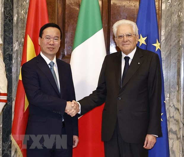 Tổng thống Italy Sergio Mattarella đón Chủ tịch nước Võ Văn Thưởng. (Ảnh: Thống Nhất/TTXVN)