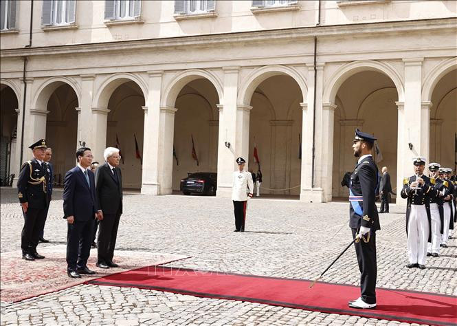 Chủ tịch nước Võ Văn Thưởng và Tổng thống Cộng hòa Italy Sergio Mattarella tại Lễ đón. Ảnh: Thống Nhất/TTXVN