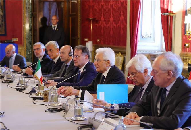 Tổng thống Cộng hòa Italy Sergio Mattarella và các quan chức Italy tại buổi hội đàm. Ảnh: Thống Nhất/TTXVN