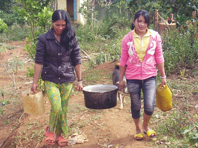 Các thiếu nữ làng Kon Von 1 phải lặn lội lấy nước về sinh hoạt. Các thiếu nữ làng Kon Von 1 phải lặn lội lấy nước về sinh hoạt