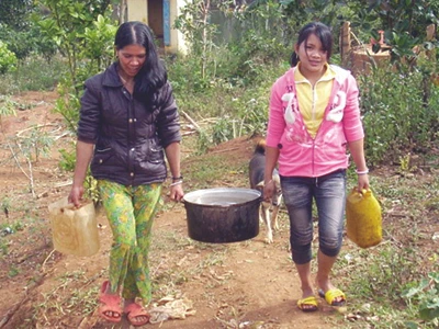 Các thiếu nữ làng Kon Von 1 phải lặn lội lấy nước về sinh hoạt