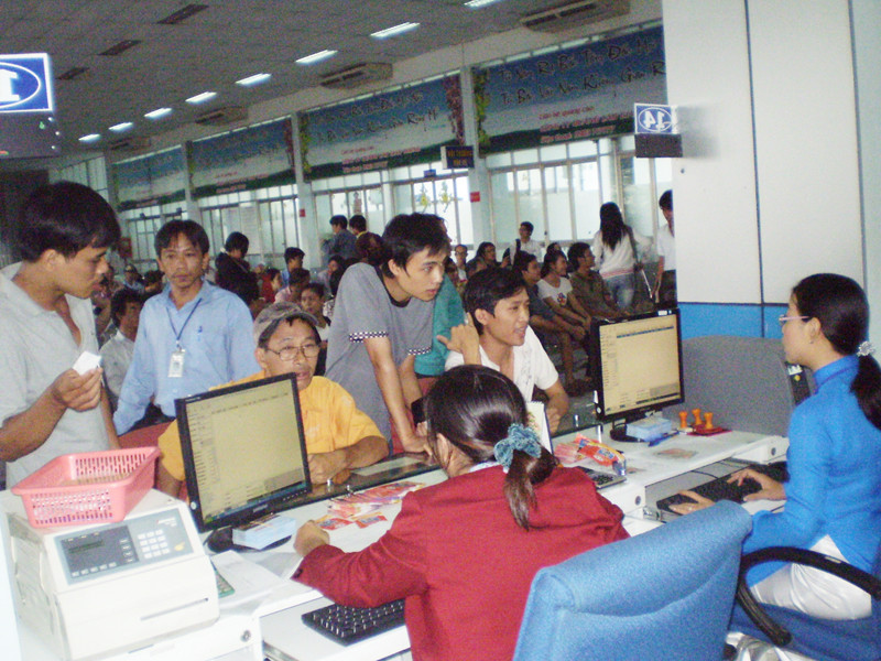 Hành khách chầu chực mua vé tàu Tết tại Ga Sài Gòn. Ảnh: LT