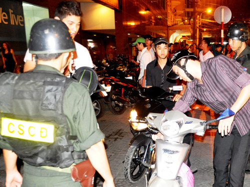 CSCĐ đang kiểm tra giấy tờ xe. Ảnh: Oanh Nguyễn CSCĐ đang kiểm tra giấy tờ xe