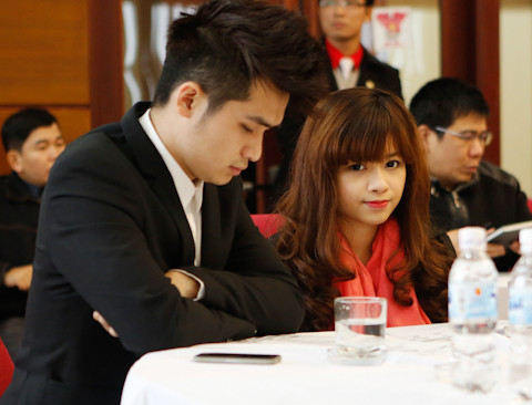 Ca sĩ Vũ Hà Anh và Dương Hoàng Yến tại buổi họp báo