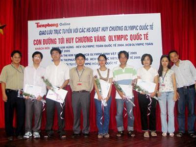 Các HS giỏi đoạt HCV, HCB Olympic quốc tế chụp ảnh kỷ niệm cùng lãnh đạo báo Tiền Phong, TKTS, BTV và PV của Tiền Phong Online.
