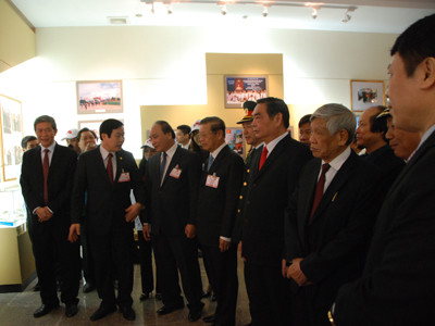 Khách Việt Lào xem Bảo Tàng Bản Đông