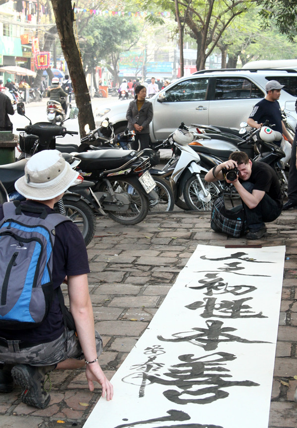 Tác phẩm cỡ lớn này thu hút cả du khách nước ngoài