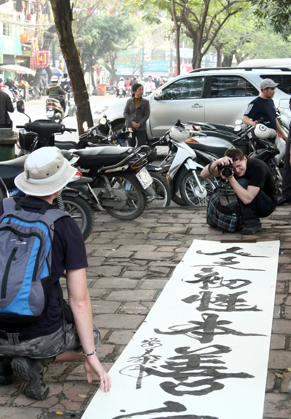 Tác phẩm cỡ lớn này thu hút cả du khách nước ngoài