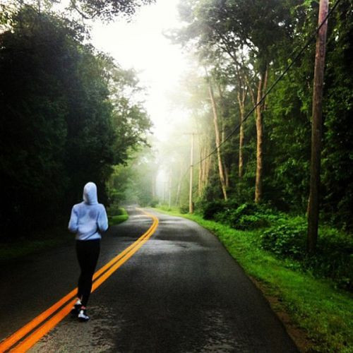 Hilary Rhoda có thói quen chạy bộ vào buổi sáng. Các tấm ảnh đăng trên Instagram cho thấy người mẫu không bao giờ bỏ lỡ bất kỳ buổi tập nào dù mưa hay nắng