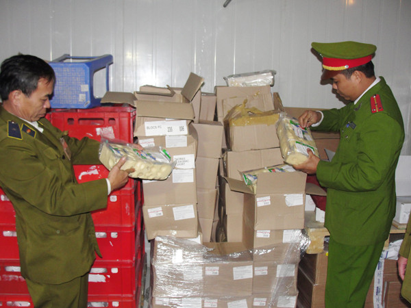 Cảnh sát kiểm tra mứt tại Cty Cổ phần XNK thực phẩm Bánh hộp Ảnh: L.D