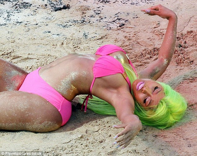 Nữ rapper nổi loạn ra sức uốn éo để khoe thân hình gợi cảm