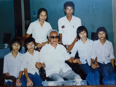 Cố Thủ tướng Phạm Văn Đồng chụp hình lưu niệm cùng 4 cô gái Bắc, Nam, Thống, Nhất và vợ chồng bà Hương tại phủ Thủ tướng