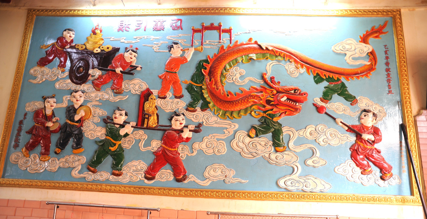 Bức tranh chạm nổi trên tường kể về sự tích con rồng Bức tranh chạm nổi trên tường kể về sự tích con rồng