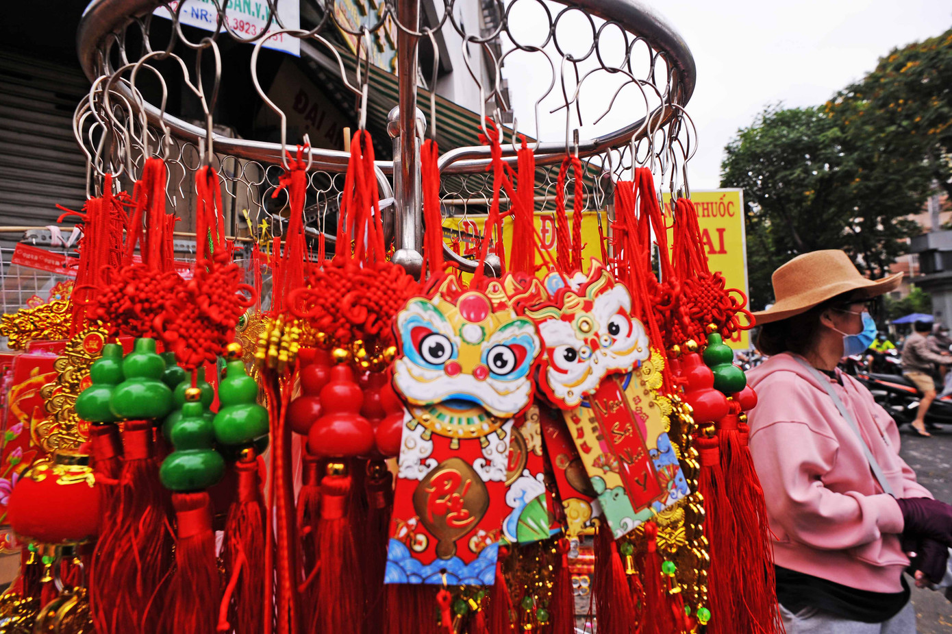 Đường phố rực một màu đỏ thắm.