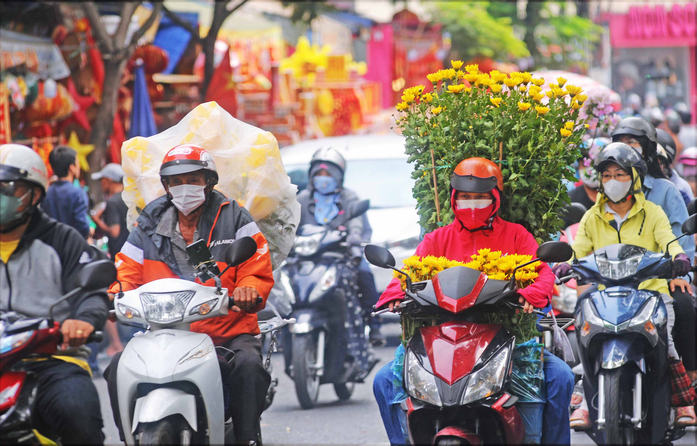 Phố phường nhộn nhịp ngày cuối năm. Hoa năm nay đẹp và giá cả vừa phải nên người dân mua nhiều.