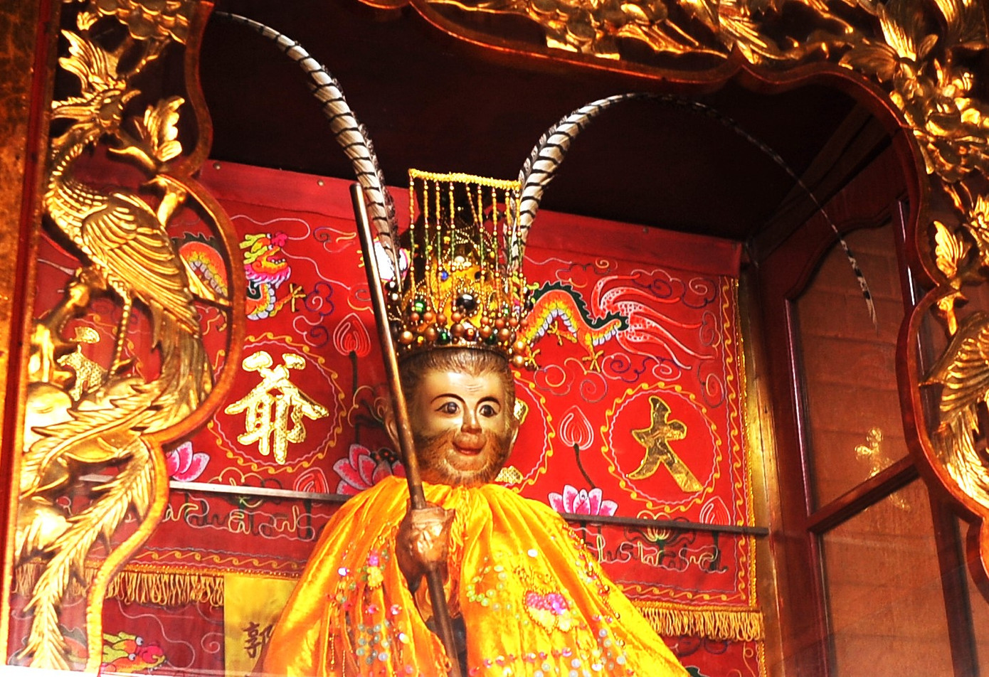 Đặc biệt nơi đây có điện thờ Tề Thiên Đại Thánh một nhân vật huyền thoại được yêu thích. Đặc biệt nơi đây có điện thờ Tề Thiên Đại Thánh một nhân vật huyền thoại được yêu thích.