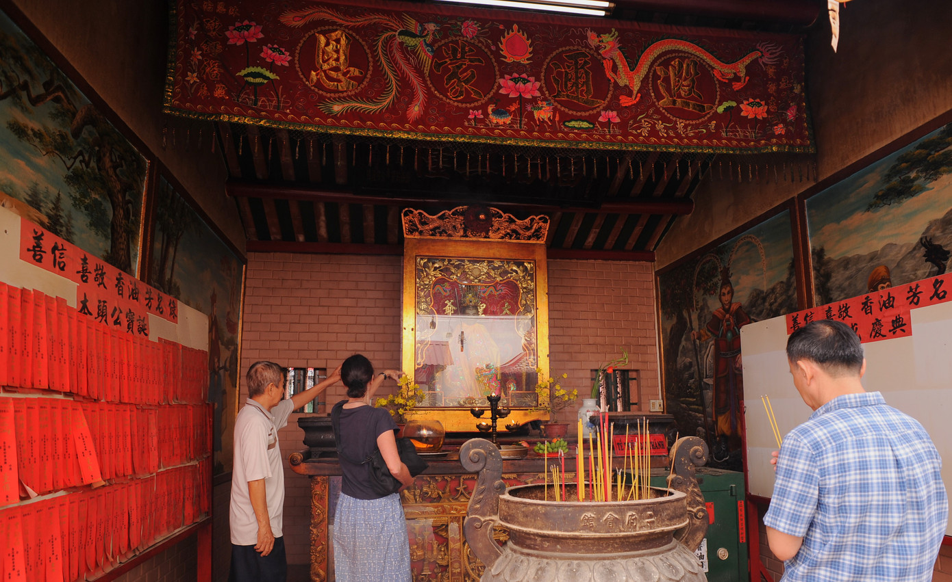 Nhiều nhà nghiên cứu văn hóa trong ngoài nước tới nghiên cứu phong tục thờ Tề Thiên Đại Thánh tại Việt Nam. Nhiều nhà nghiên cứu văn hóa trong ngoài nước tới nghiên cứu phong tục thờ Tề Thiên Đại Thánh tại Việt Nam.