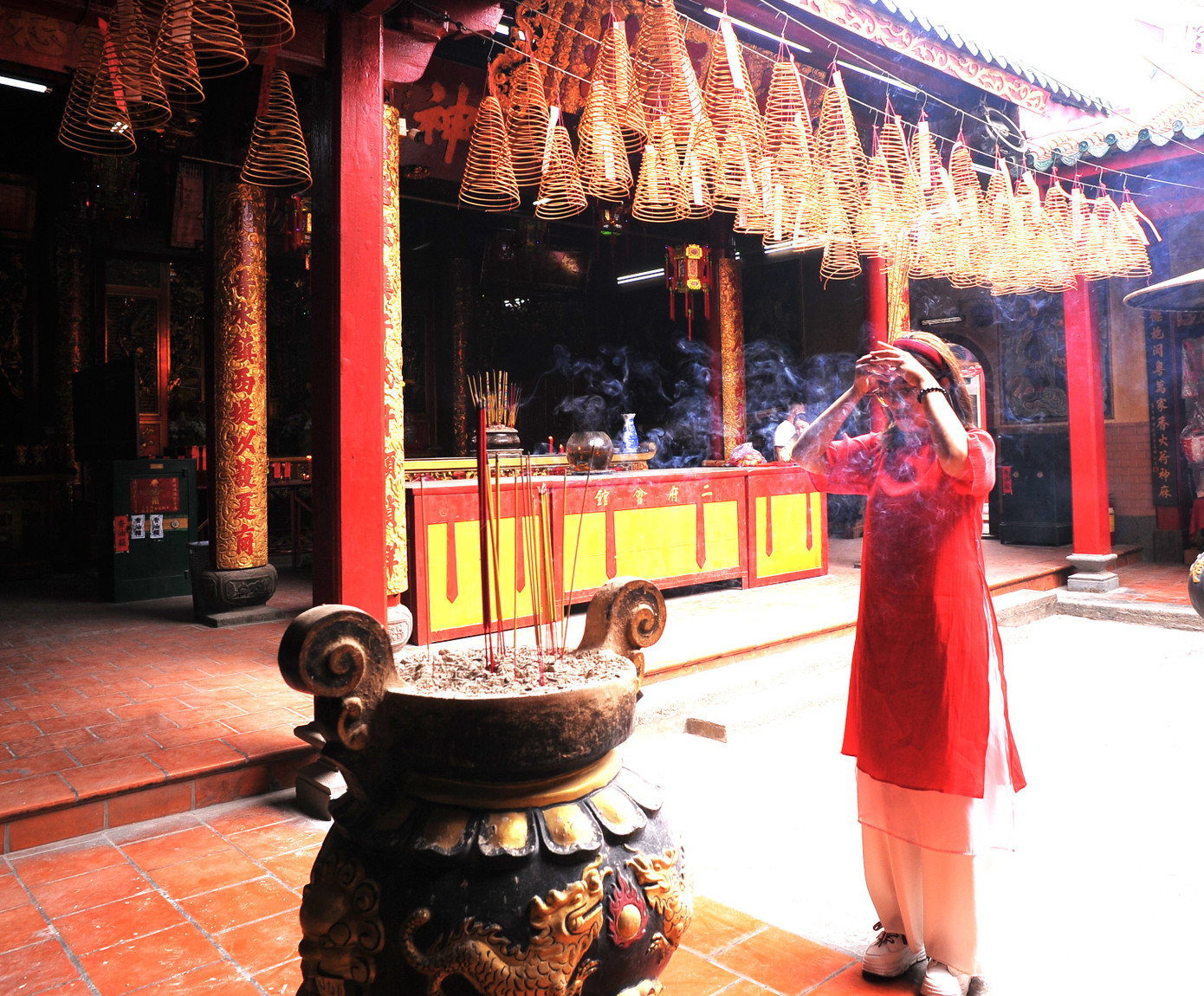 Ngày Tết, các bạn trẻ tới viếng thăm và thắp nhang cho Tề Thiên Đại Thánh. Ngày Tết, các bạn trẻ tới viếng thăm và thắp nhang cho Tề Thiên Đại Thánh.