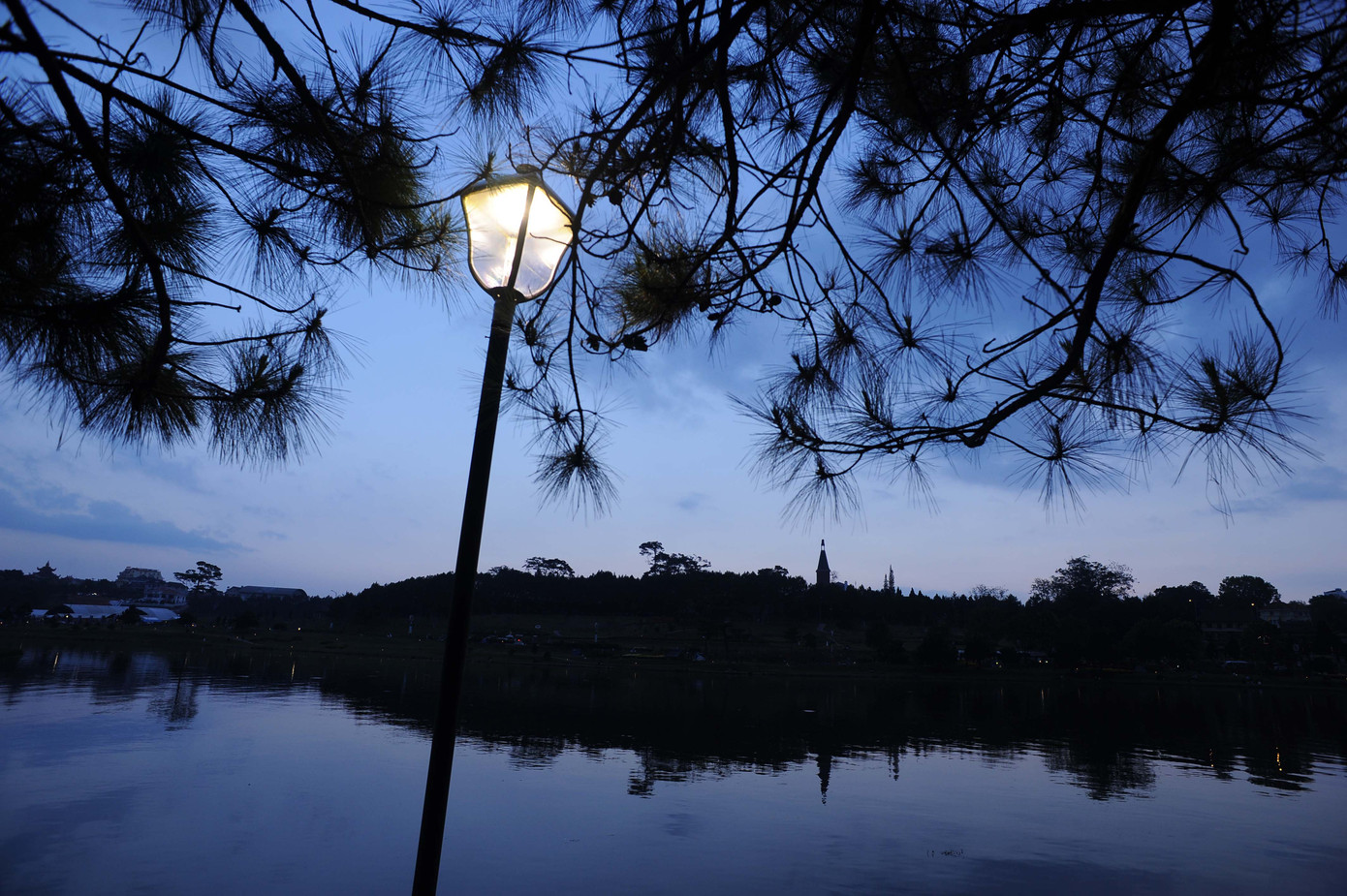 Du khách có thể ngắm cảnh Đà Lạt hoàng hôn quanh hồ Xuân Hương