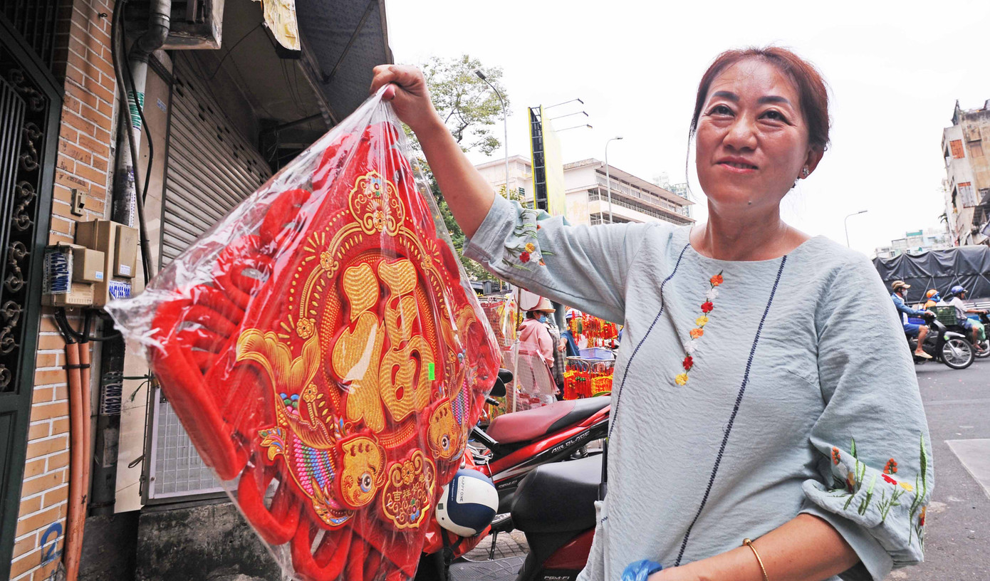 Người phụ nữ này cho biết: "Tôi mua gói đồ về làm hậu cảnh xuân trong nhà rất đẹp, giá chỉ hơn 200.000 đồng".