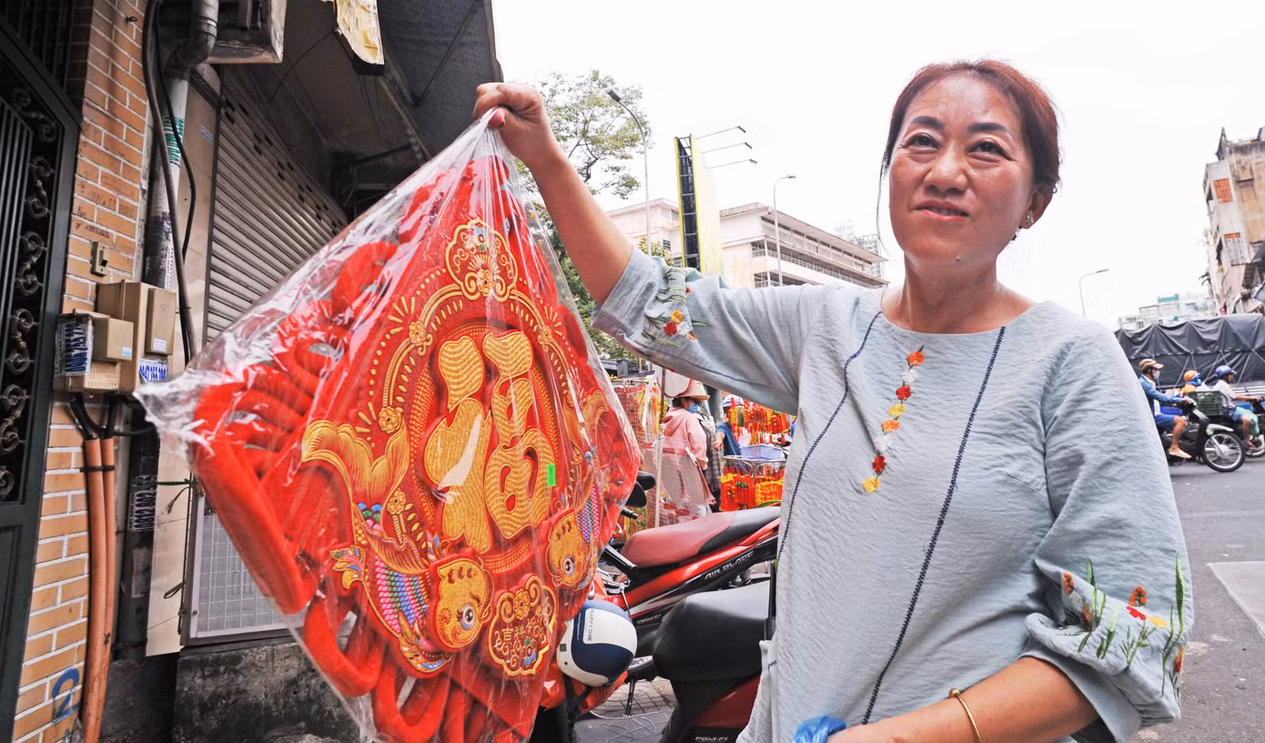 Người phụ nữ này cho biết: "Tôi mua gói đồ về làm hậu cảnh xuân trong nhà rất đẹp, giá chỉ hơn 200.000 đồng".