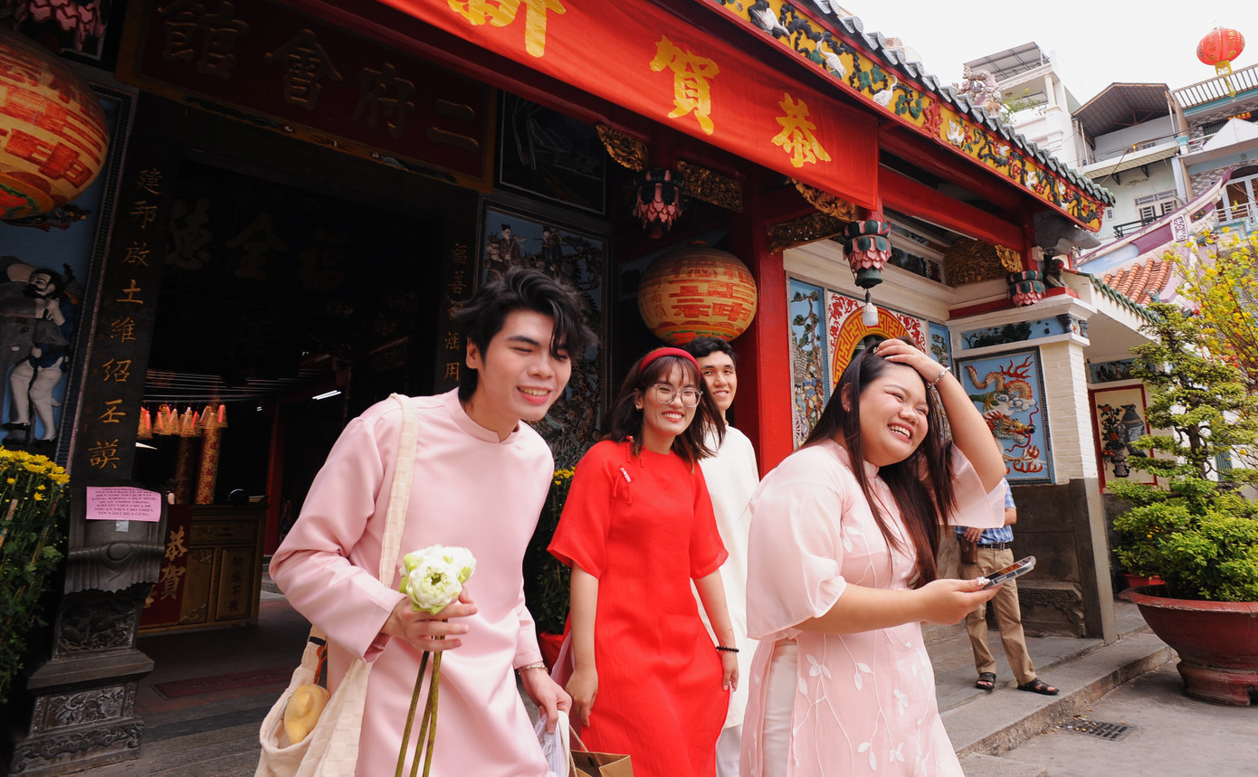 Phong tục văn hóa độc đáo luôn cuốn hút các bạn trẻ tới với Miếu Nhị Phủ Phong tục văn hóa độc đáo luôn cuốn hút các bạn trẻ tới với Miếu Nhị Phủ