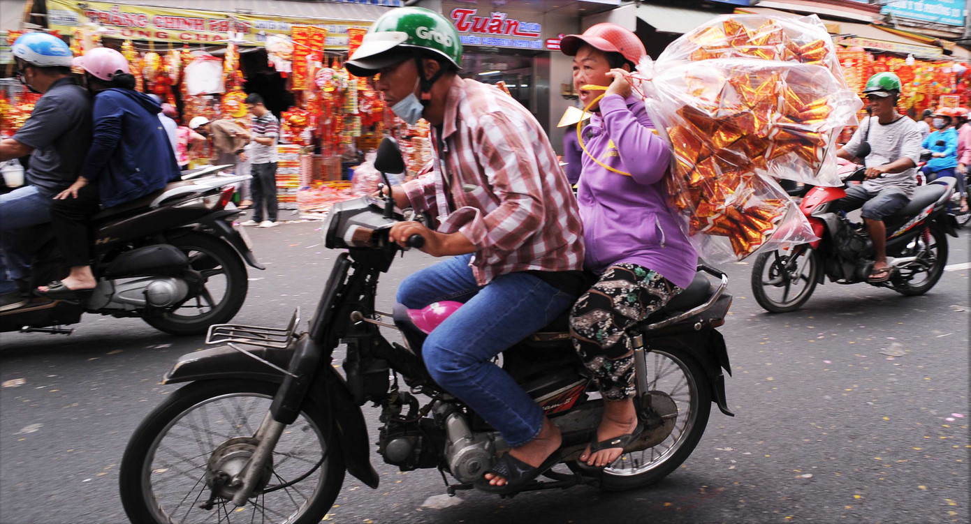 Tất bật mua đồ thờ.