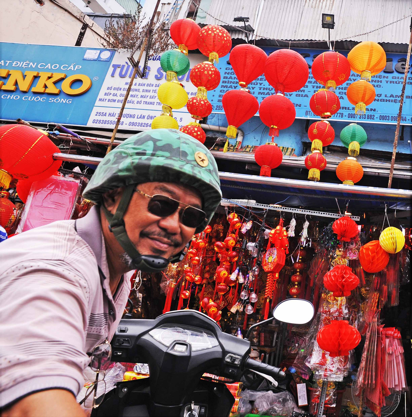 Người đàn ông vui vẻ đưa vợ đi sắm Tết.