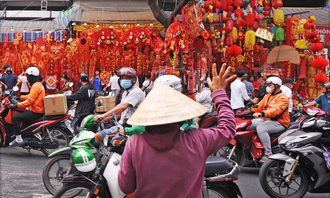 Một người phụ nữ chật vật sang đường.