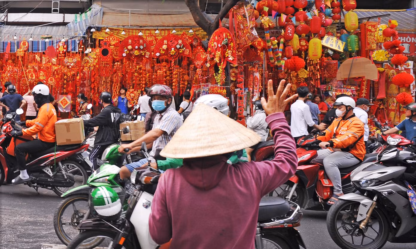 Một người phụ nữ chật vật sang đường.