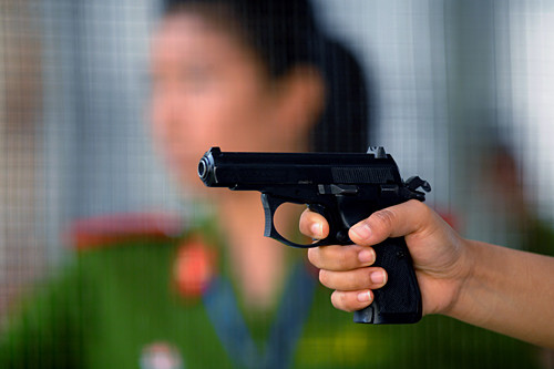 Loại súng được sử dụng là CZ83, phù hợp với nữ giới