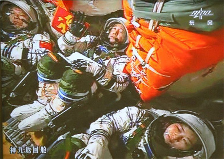 Ba phi hành gia trong tàu Thần Châu 9 trên màn hình tại trung tâm điều khiển chuyến bay sau khi tàu được phóng hôm 16/6. Ảnh: Xinhua