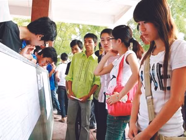 Thí sinh xem điểm thi ĐH Ảnh: Hồng Vĩnh