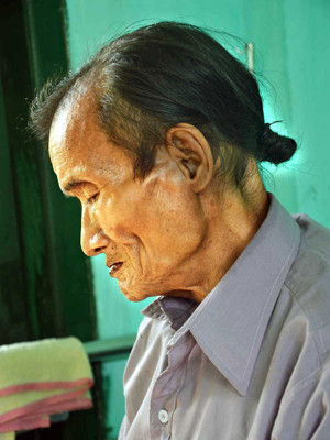 “Người rừng” cha ngày ngày buồn bã ngóng về rừng sâu . “Người rừng” cha ngày ngày buồn bã ngóng về rừng sâu