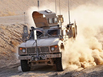 Oshkosh M-ATV - xe bảo vệ chuyên dụng trong quân đội trang bị hệ thống phá sóng ở những chiến trường đặc biệt. Hai lốp của nó là loại run-fat, có thể đi 50 km ở tốc độ 50 km/h khi bị bắn thủng. Hệ thống treo độc lập vượt địa hình và dàn khung chống đạn