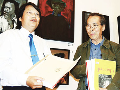 Họa sĩ Đinh Cường (phải) gửi tặng lại bức thư của Trịnh Công Sơn gửi bà Dao Ánh cho đại diện Gác Trịnh. Ảnh: Tiến Long