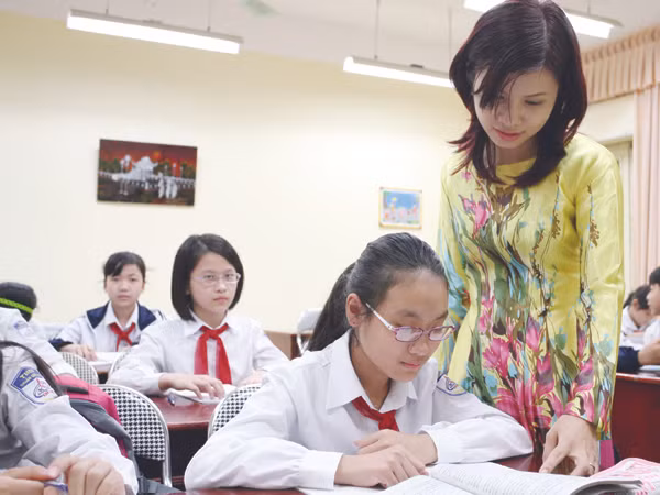 Tiết học thân thiện, hòa đồng giữa cô và trò trường THCS Kim Giang, Hà Nội. Ảnh: Xuân Phú