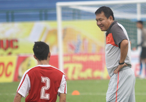 HLV Hoàng Văn Phúc (phải) vẫn chưa được bổ nhiệm làm HLV tạm quyền của ĐT Việt Nam