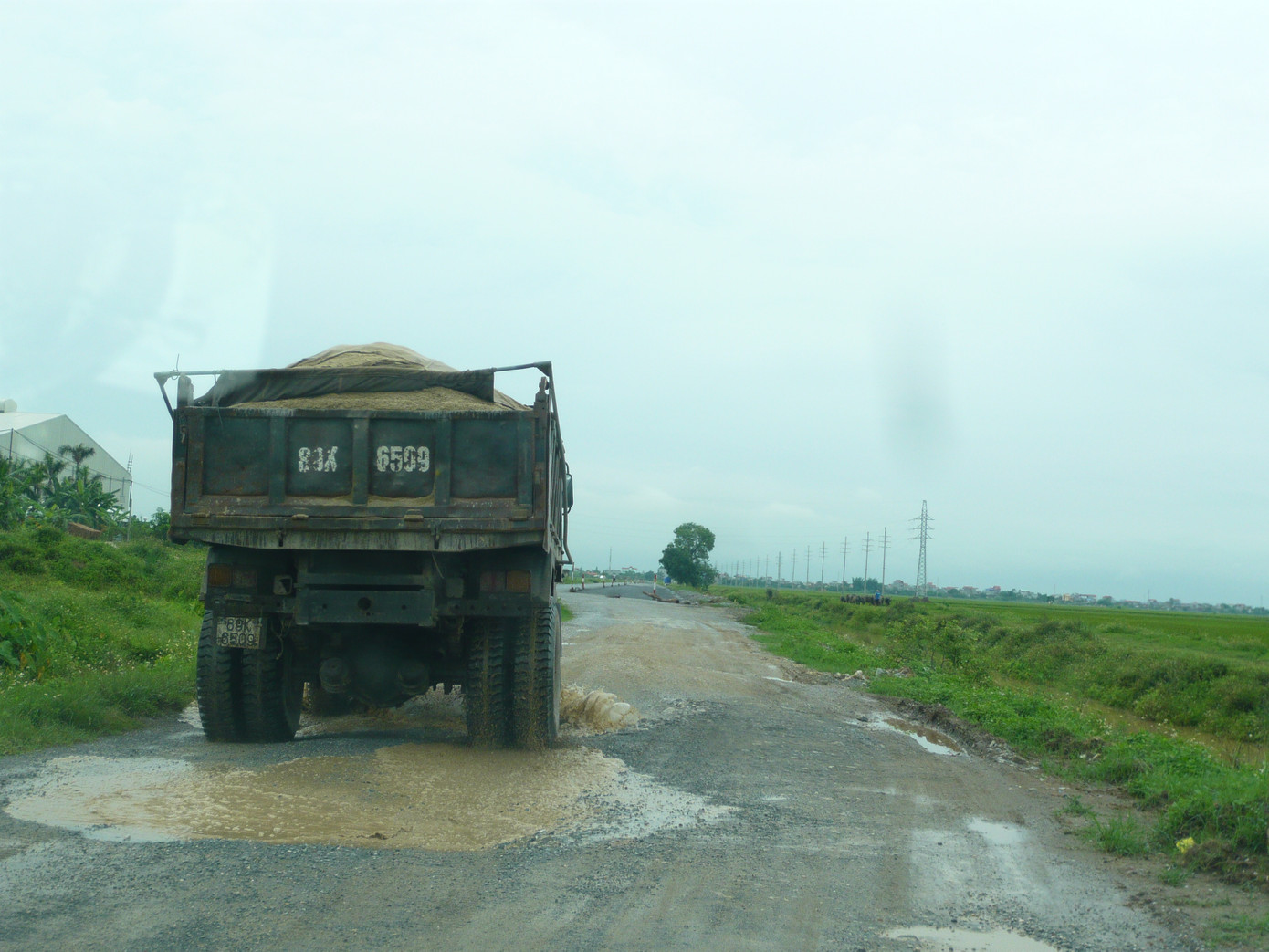 Đã quá hạn thi công, tỉnh lộ 200 vẫn lồi lõm, nước đọng thành vùng (Ảnh chụp ngày 31-5). Ảnh: Phong Cầm-Phạm Anh