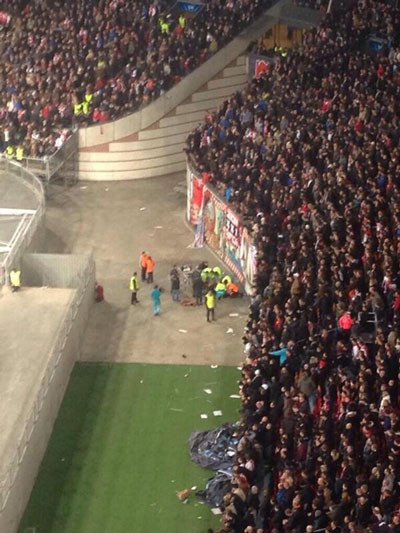 Cảnh SVĐ Amsterdam Arena, nơi CĐV bị té