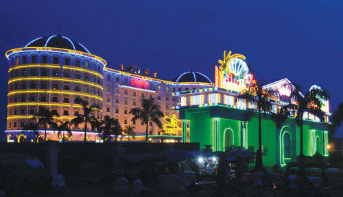 Những sòng bạc hoành tráng bên kia biên giới. Ảnh: Kim Trí