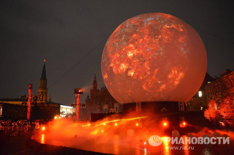 Màu sắc của quả cầu thay đổi liên tục