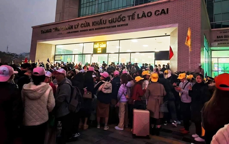 Trao đổi với Tiền Phong, lãnh đạo Trạm Biên phòng cửa khẩu quốc tế Lào Cai cho biết, 7h hằng ngày, lực lượng chức năng cửa khẩu làm thủ tục cho cư dân xuất cảnh. Trong sáng 30/12, khách du lịch tập trung tại cửa khẩu Lào Cai vào khoảng 600 người. Ảnh: Laocaionline.
