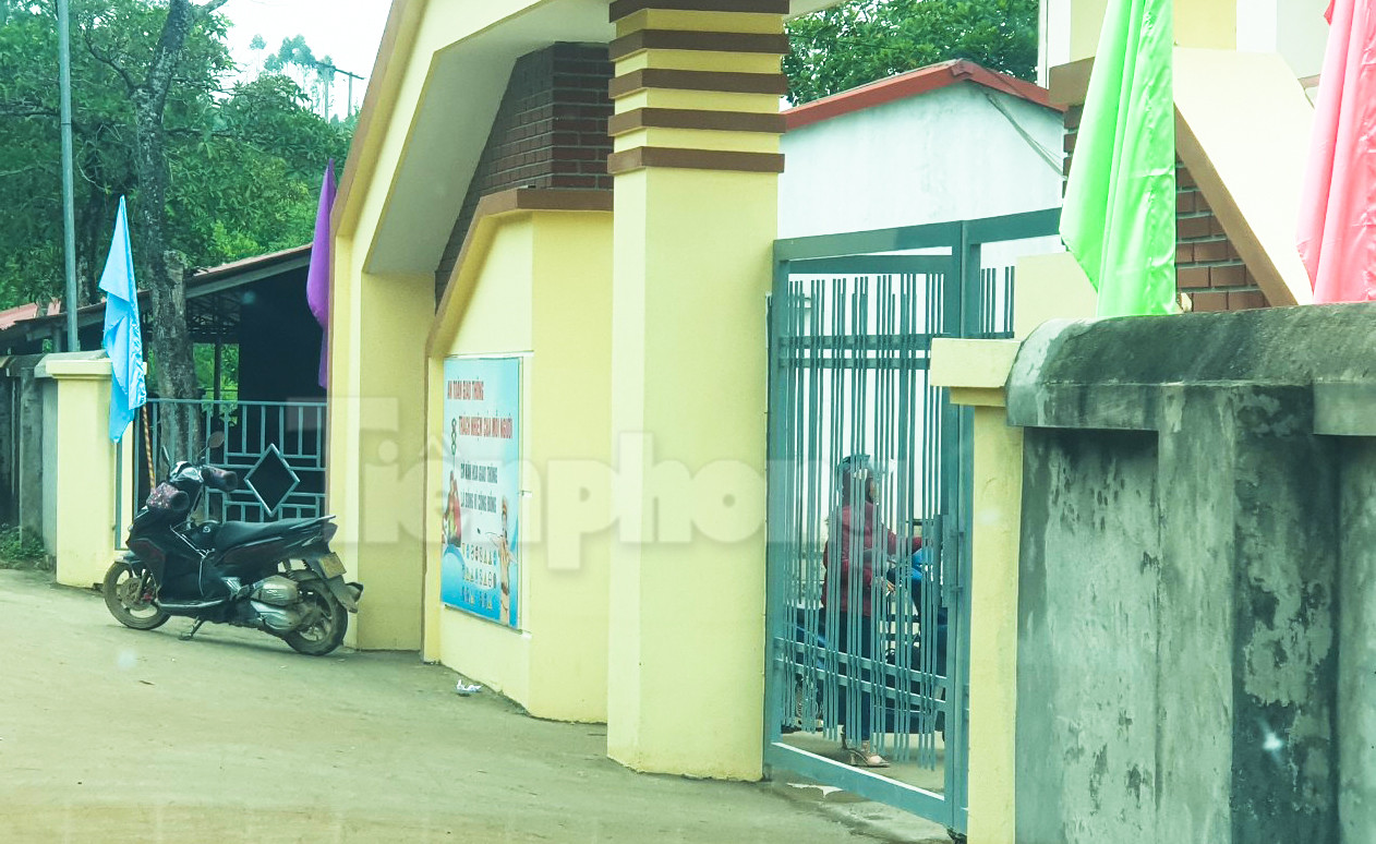 Đầu giờ chiều cô giáo Phan Thị H. (mặc áo khoác đỏ, di chuyển xe máy đến trường) có mặt ở trường. Trong ít phút ngắn ngủi trao đổi với phóng viên, cô H. cho biết, từ khi xảy ra sự việc, cô xin nghỉ dạy 4 ngày. Mới quay trở lại lớp được vài ngày và hôm nay (6/12), cô H. làm việc với công an huyện.