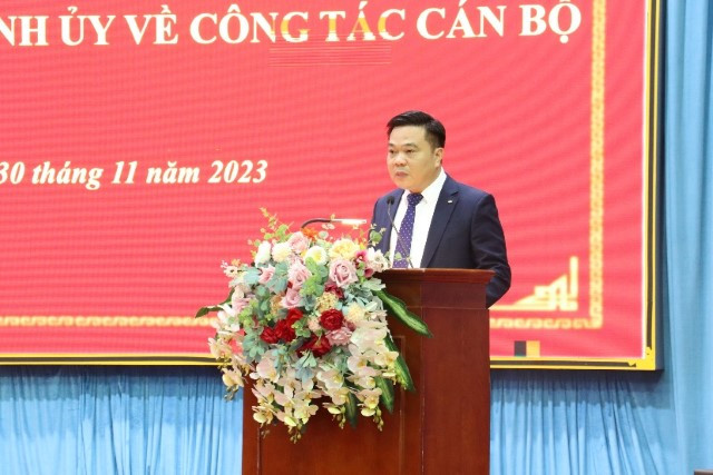 Tân Chủ tịch UBND huyện Xín Mần Nguyễn Tiến Hùng phát biểu nhận nhiệm vụ. Tân Chủ tịch UBND huyện Xín Mần Nguyễn Tiến Hùng phát biểu nhận nhiệm vụ.